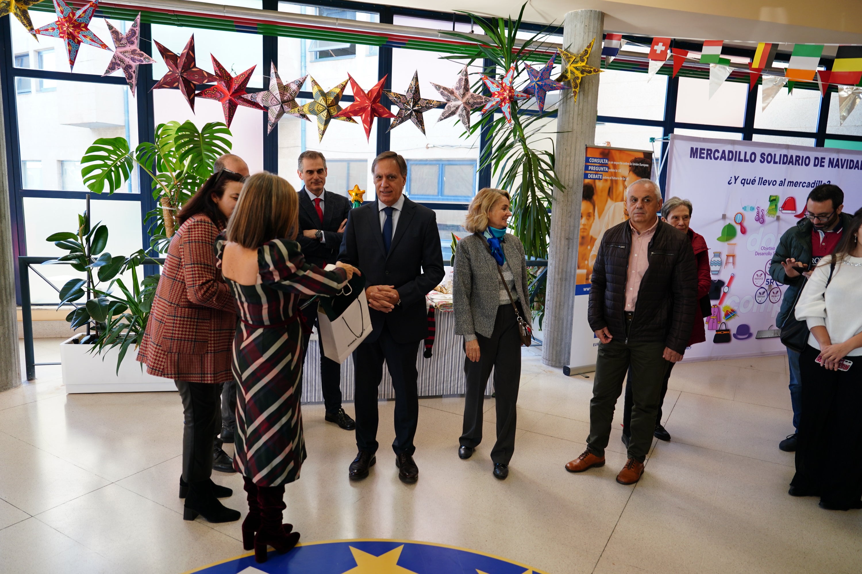 Regalos con &#039;una segunda vida&#039; en el mercadillo solidario de la Escuela de Idiomas