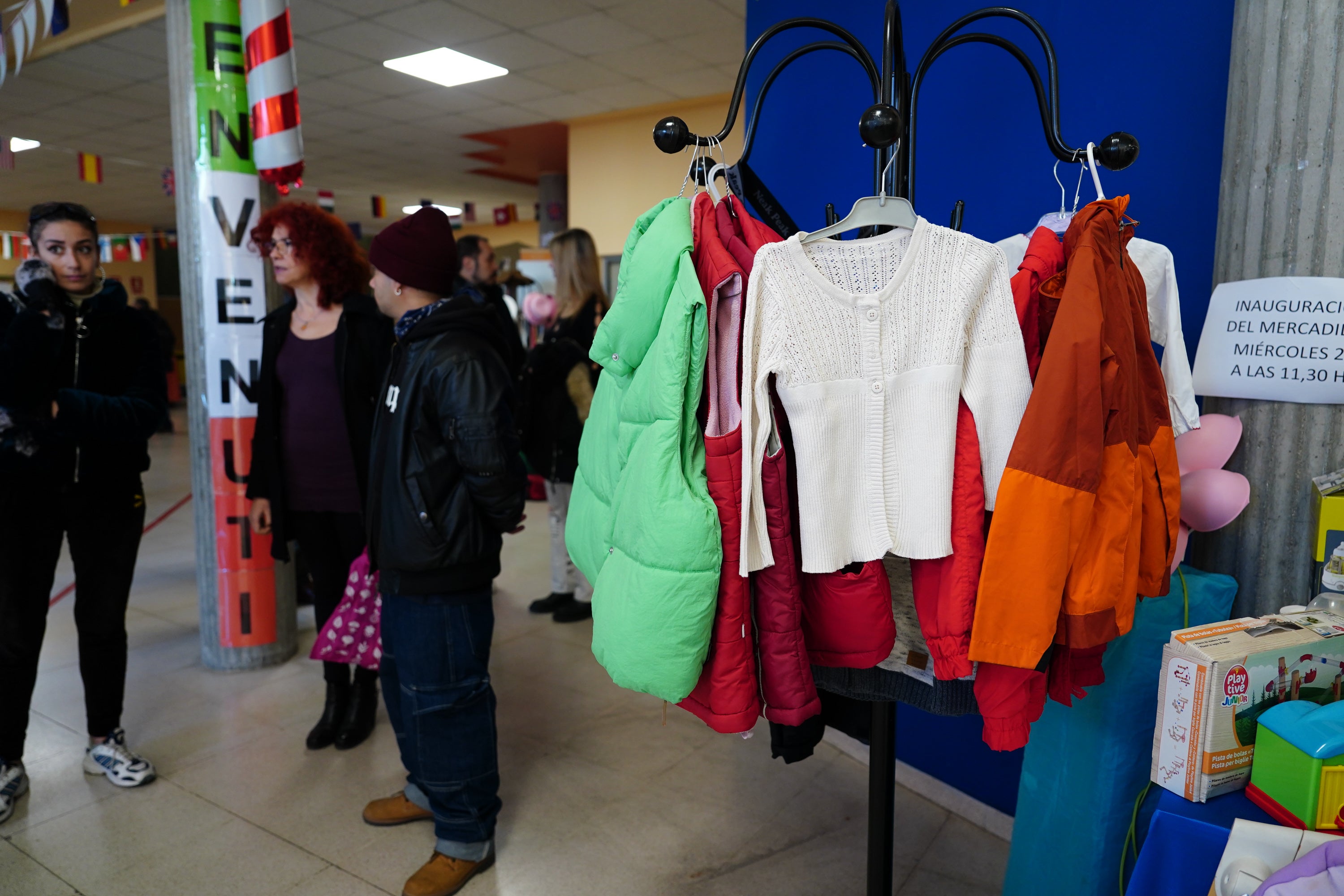 Regalos con &#039;una segunda vida&#039; en el mercadillo solidario de la Escuela de Idiomas