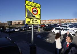 El concejal de Protección Ciudadana, Tráfico y Transportes, Ángel Molina, mira la señal del radar de tramo.