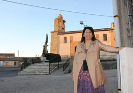 Dori Vicente, presidenta, alcaldesa y empresaria junto a una de las señales de la ruta en Coca de Alba.