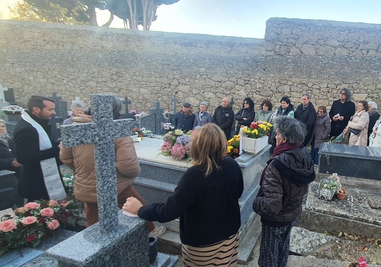 Imagen principal - La causa de la venerable Aurora Calvo atrae a más fieles al cementerio municipal de Béjar