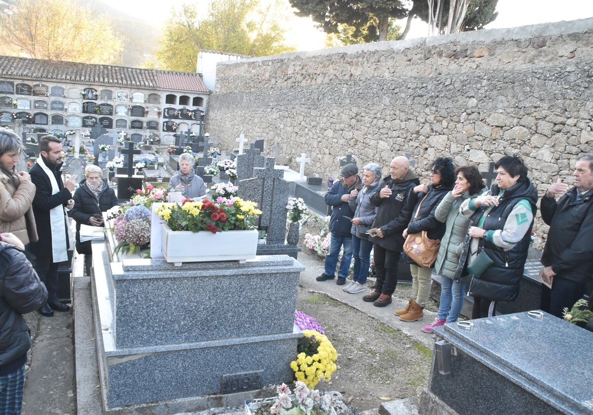 Imagen de la ofrenda floral y la oración en la tumba de Aurora Calvo en Béjar.