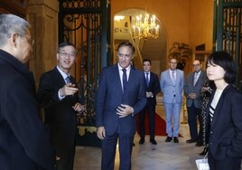 El embajador de China en España, Yao Jing (segundo por la izquierda), junto al alcalde de Salamanca, Carlos García Carbayo, este jueves en el Ayuntamiento.