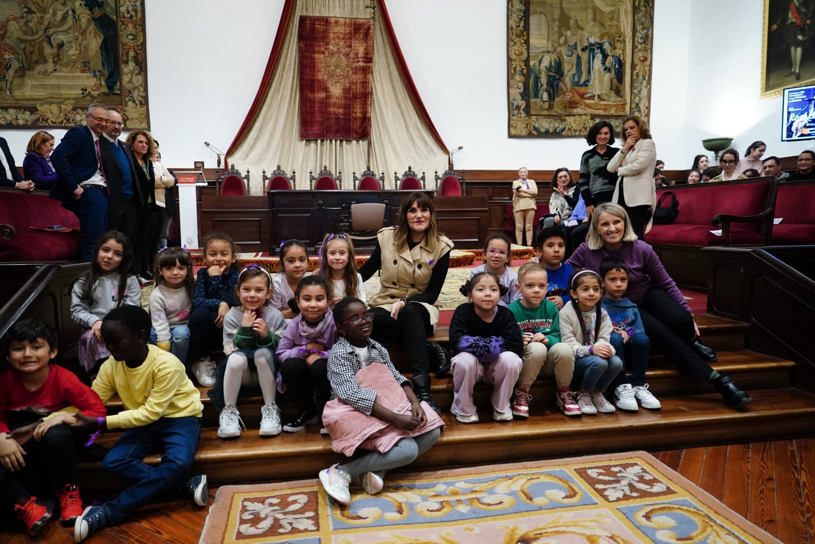 Rozalén emociona en la Universidad con su «Puerta Violeta» rodeada de escolares