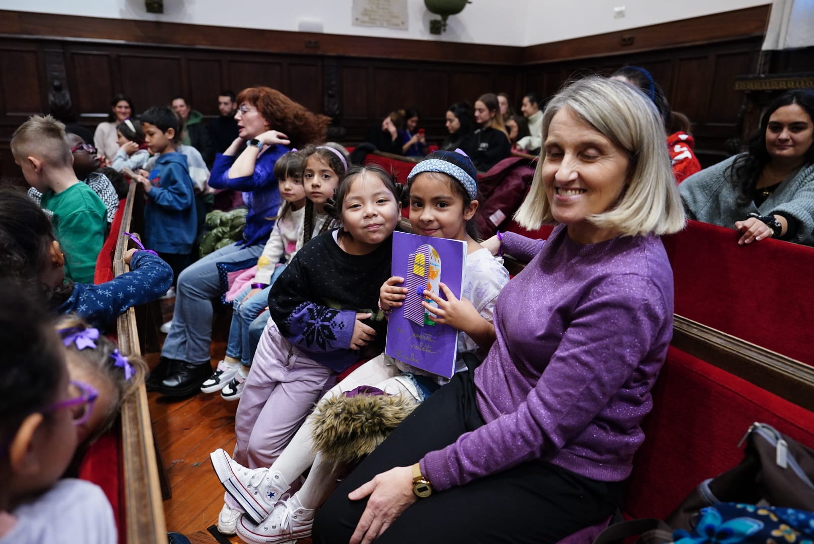 Rozalén emociona en la Universidad con su «Puerta Violeta» rodeada de escolares