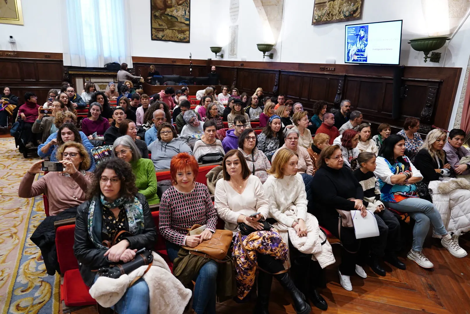 Rozalén emociona en la Universidad con su «Puerta Violeta» rodeada de escolares