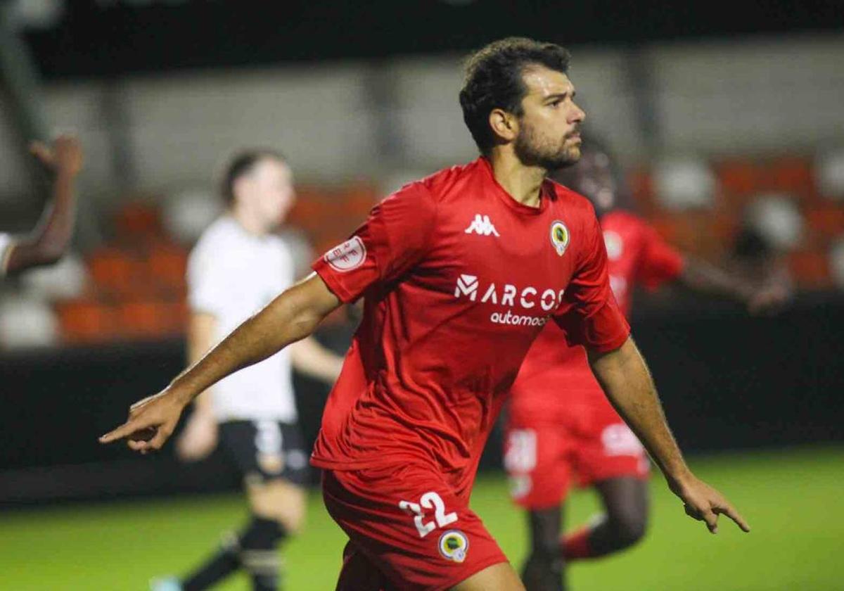 Carlos de la Nava celebra un gol con el Hércules.