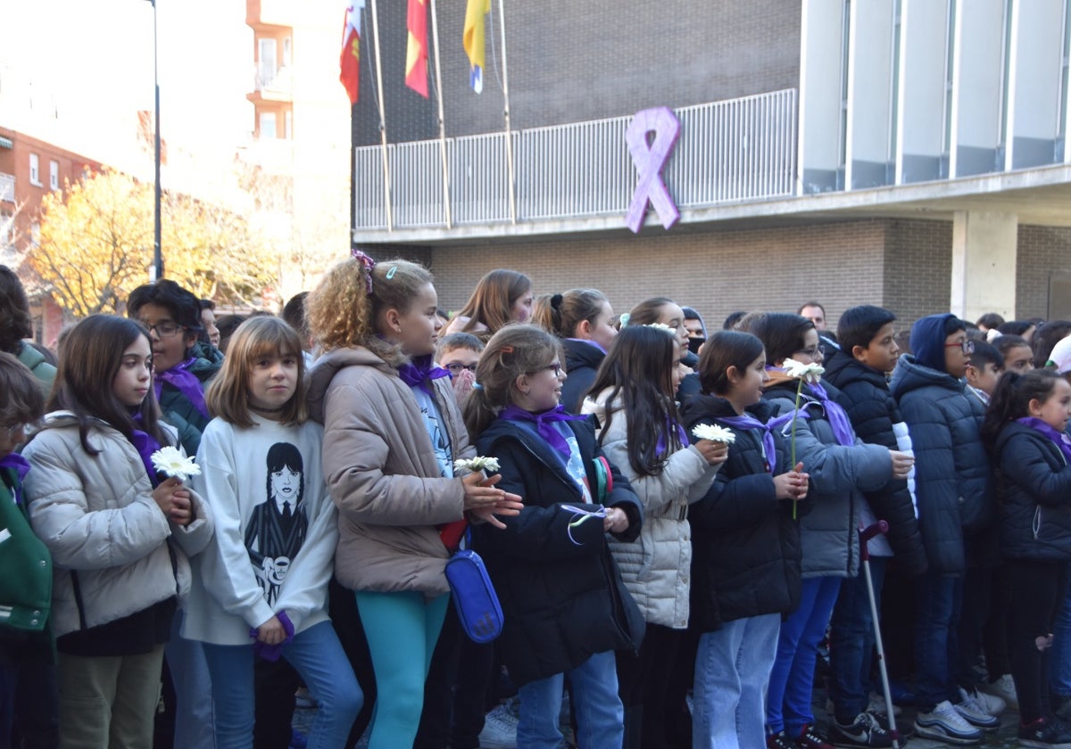 Los niños de Santa Marta se manifiestan contra la Violencia de Género