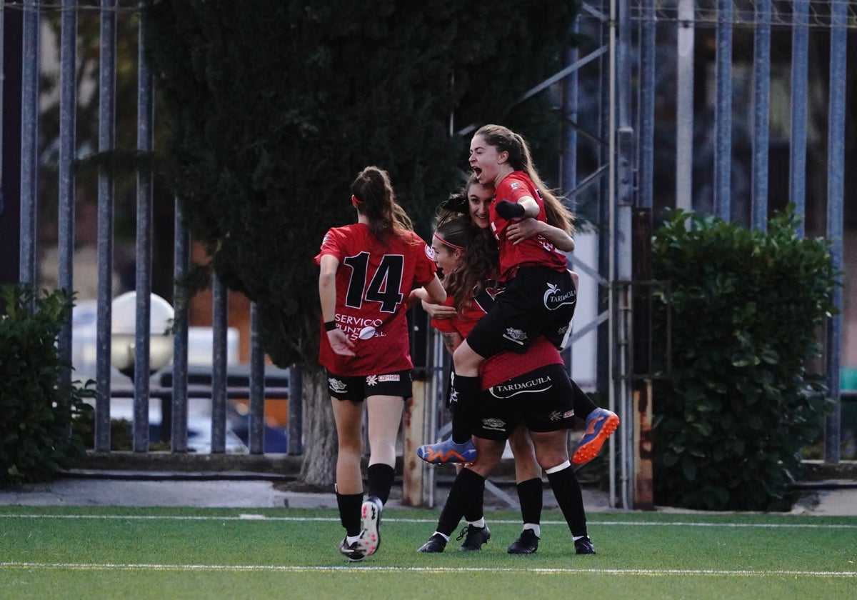 Las jugadoras del Salamanca FF celebran el primer tanto.