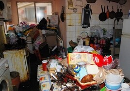 Basura y suciedad en la cocina de una vivienda salmantina con un caso de síndrome de Diógenes.