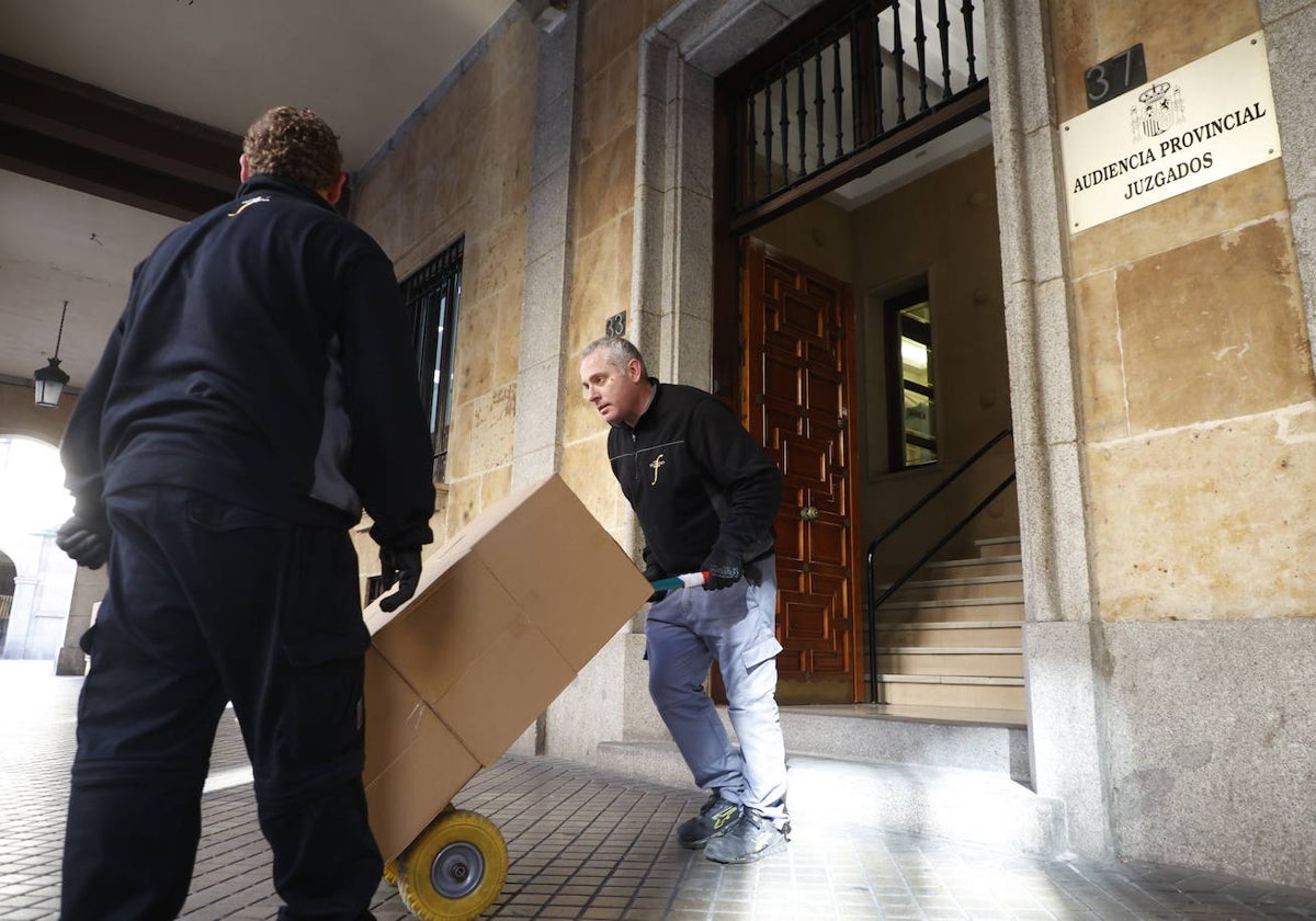 Un traslado rutinario de documentos desde la Audiencia a otras dependencias.