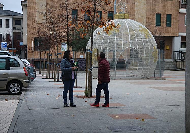 La gran bola de Navidad que decorará la plaza de Carbajosa ya está instalada y es uno de los primeros elementos ornamentales en estar colocados este año.