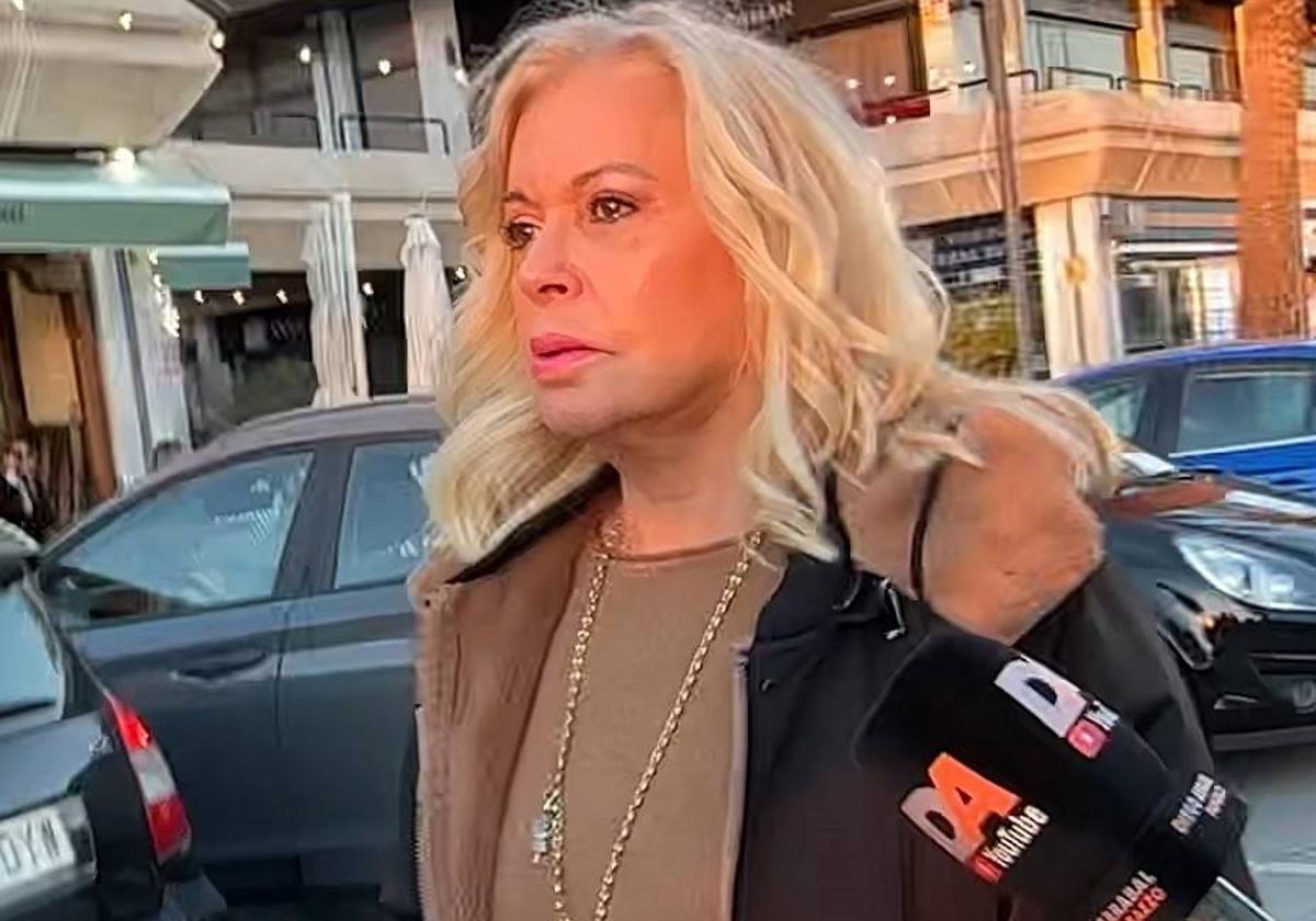 Bárbara Rey pasea por la calle mientras los reporteros buscan sus declaraciones.