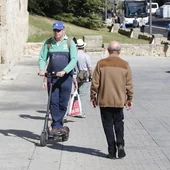 Un usuario con un patinete eléctrico en la ciudad de Salamanca.