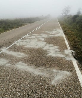 Imagen secundaria 2 - Partes del coche siniestrado en la carretera DSA-563.