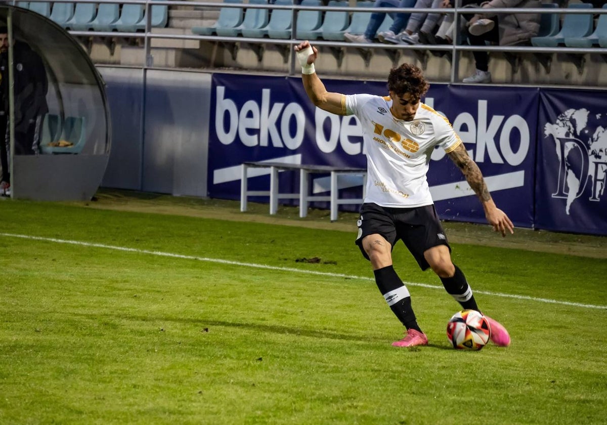 Caramelo golpea el balón en una acción del partido frente al Palencia CF.