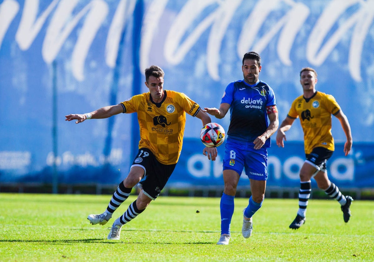 Asier Teijeira disputa un balón frente al CF Fuenlabrada.