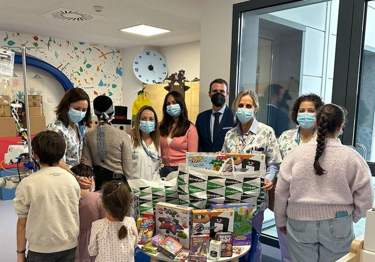 Entrega de juguetes en la planta de Oncología.