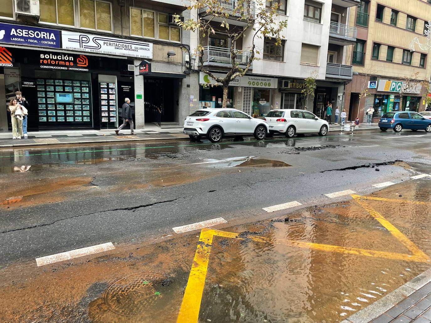 Imagen secundaria 1 - Torres Villarroel, cortada al tráfico por el reventón de agua