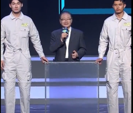 El científico chino Chu Junhao, durante la presentación de la capa.