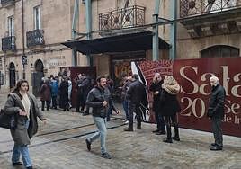 Aficionados de Unionistas hacen cola para conseguir una entrada.