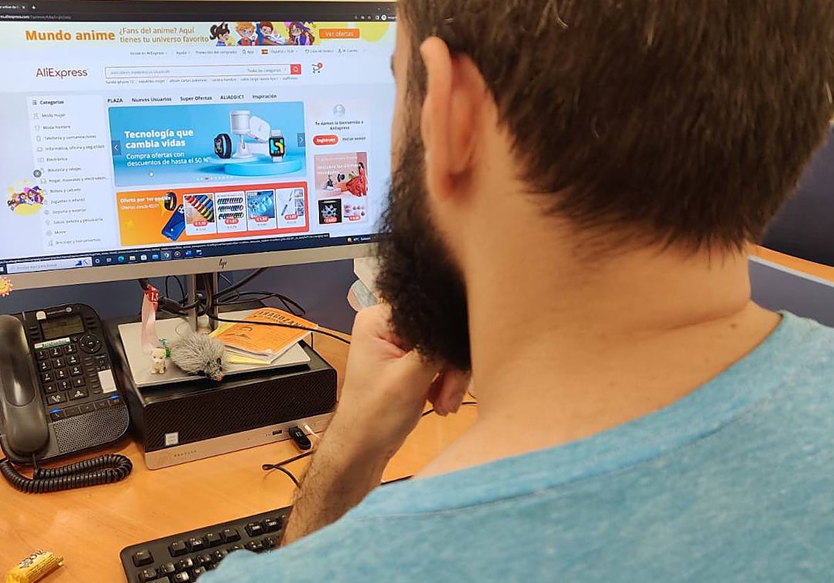 Un joven navegando en internet.