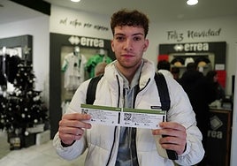 Uno de los aficionados que han adquirido entradas este martes.