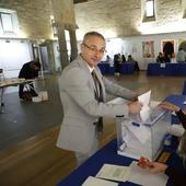 El rector de la Universidad de Salamanca, Ricardo Rivero, votando este martes.