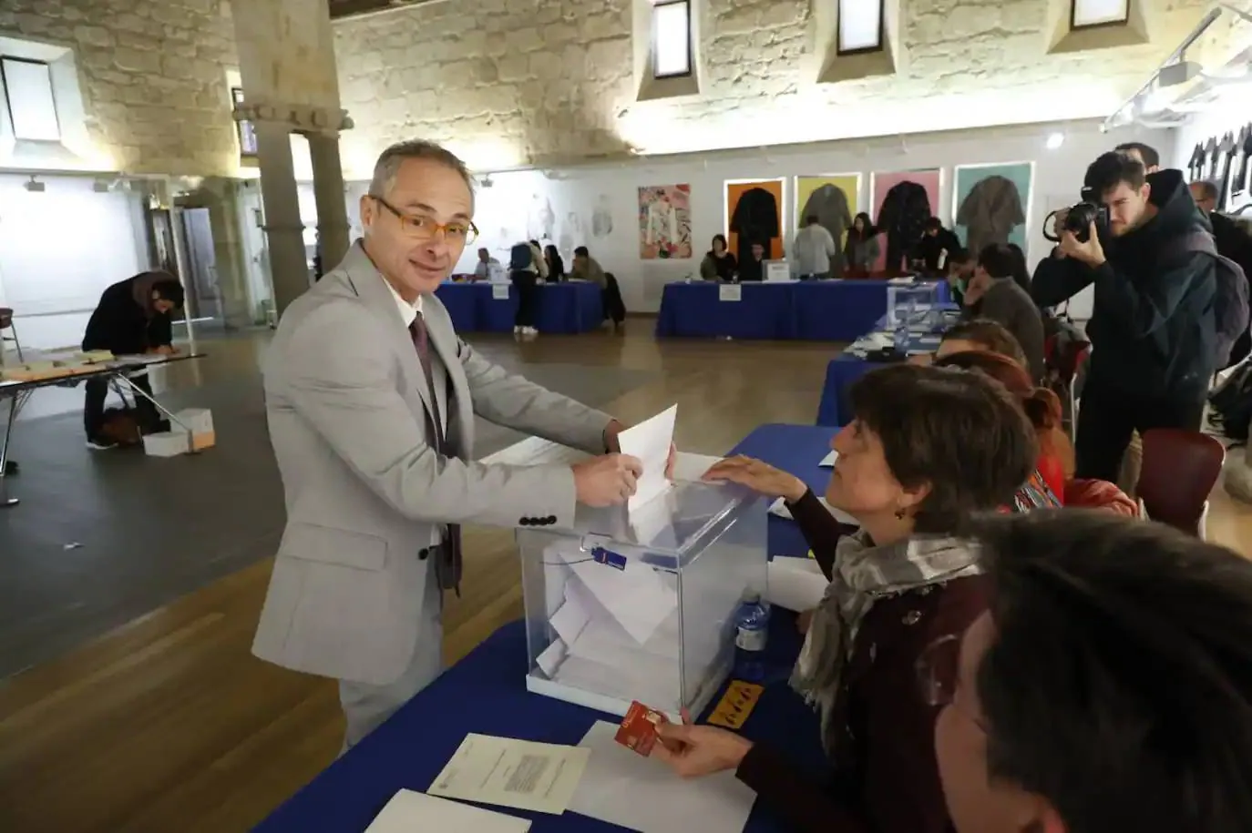 El rector de la Universidad de Salamanca, Ricardo Rivero, votando este martes.