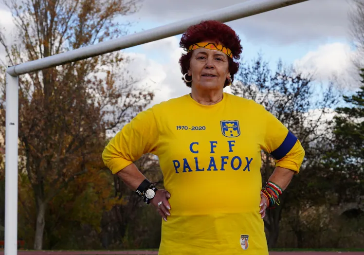 La jugadora del Palafox luce la camiseta que conmemora los 50 años de la creación del equipo.