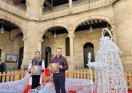 Paola Martín y Rubén Benito en el Nacimiento luminoso instalado en la Plaza Mayor