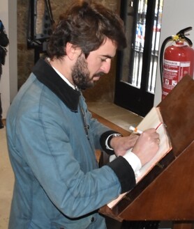 Imagen secundaria 2 - Imágenes de distintos momentos de la visita de Juan García-Gallardo al Museo Textil de Béjar, donde ha firmado en el libro de honor. 
