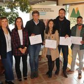Los responsables de Adriss y La Caixa con los premiados.