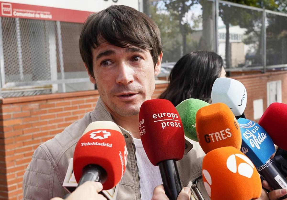 El actor Juan José Ballesta atiende a los medios.