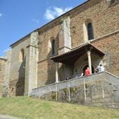 Exterior del monasterio de Porta Coeli, en El Cabaco, durante un día de celebración religiosa.