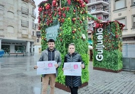 Roberto H. Garabaya y Sandra Méndez presentan la iniciativa junto al jardín vertical de la Plaza Mayor, adornado ya para las navidades.