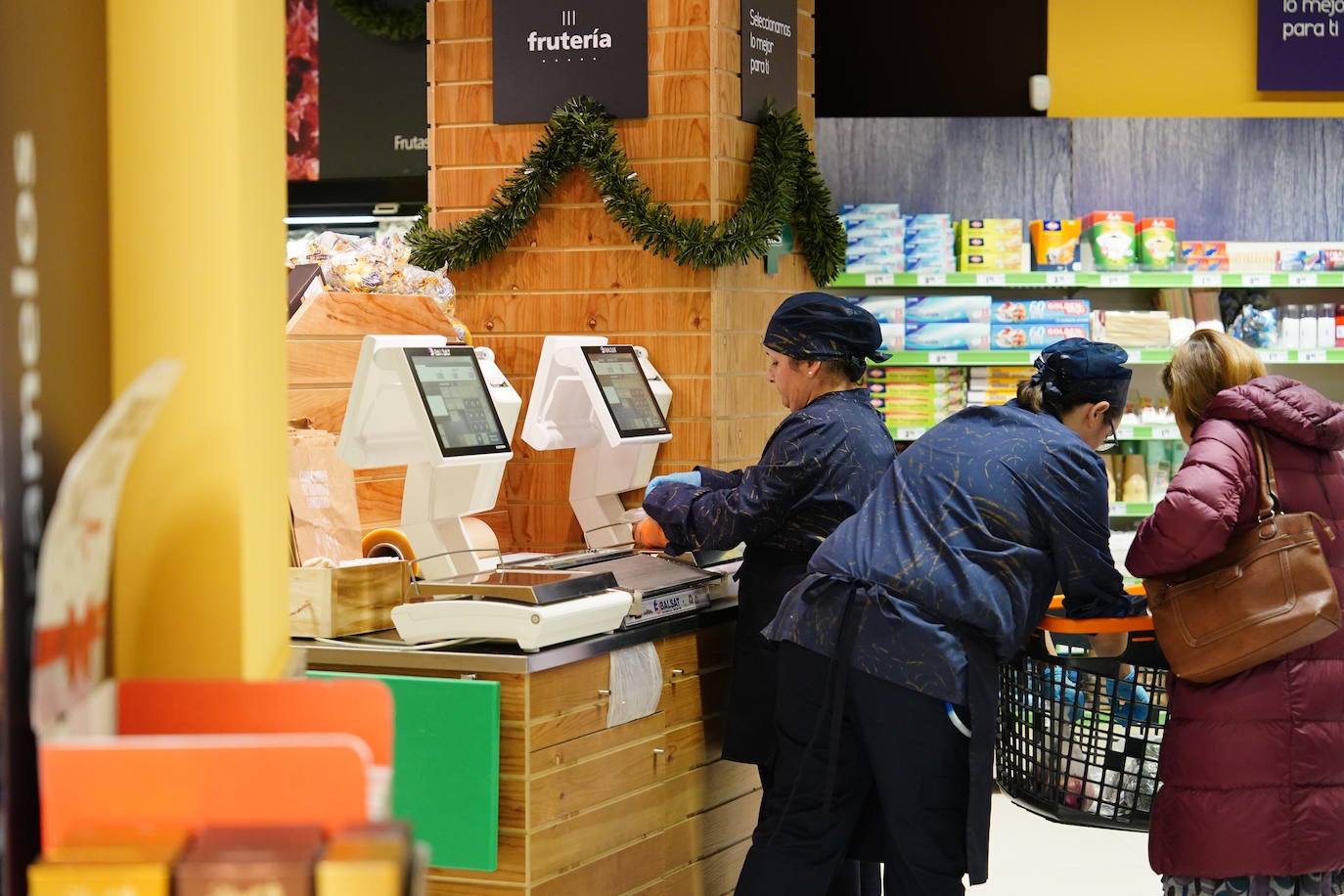 Satisfacción entre los clientes en la ampliación y reapertura del supermercado Gadis del barrio Vidal