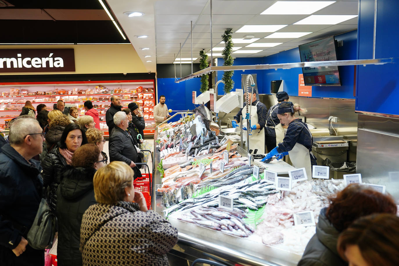 Satisfacción entre los clientes en la ampliación y reapertura del supermercado Gadis del barrio Vidal