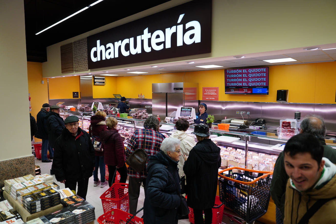 Satisfacción entre los clientes en la ampliación y reapertura del supermercado Gadis del barrio Vidal