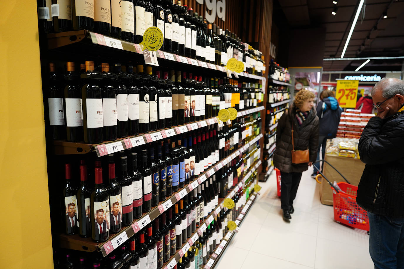 Satisfacción entre los clientes en la ampliación y reapertura del supermercado Gadis del barrio Vidal