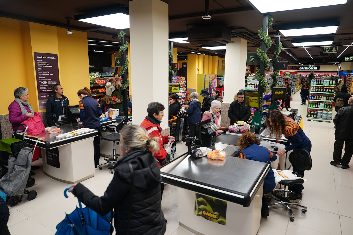 Satisfacción entre los clientes en la ampliación y reapertura del supermercado Gadis del barrio Vidal