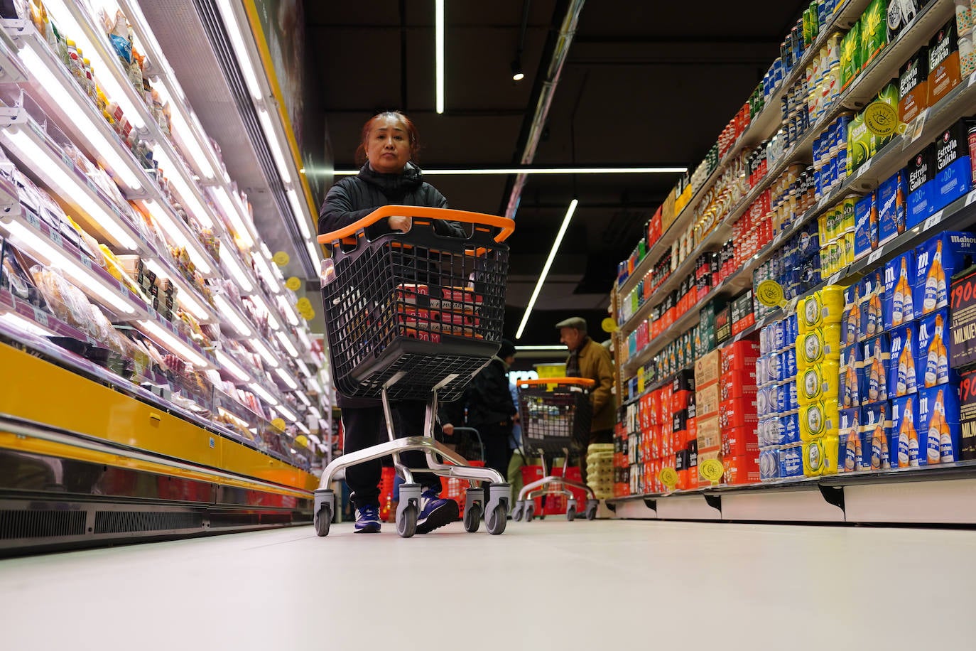 Satisfacción entre los clientes en la ampliación y reapertura del supermercado Gadis del barrio Vidal