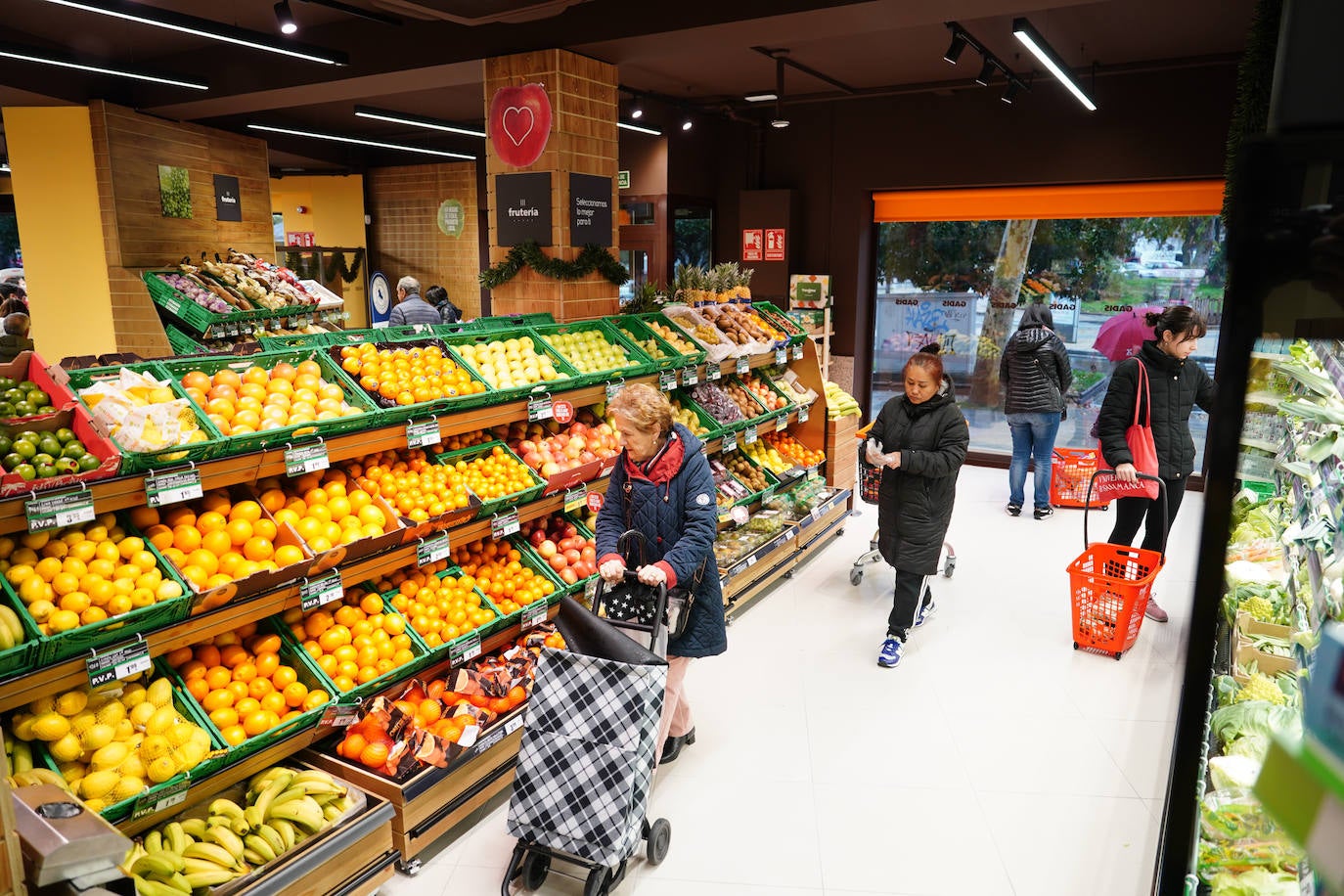 Satisfacción entre los clientes en la ampliación y reapertura del supermercado Gadis del barrio Vidal