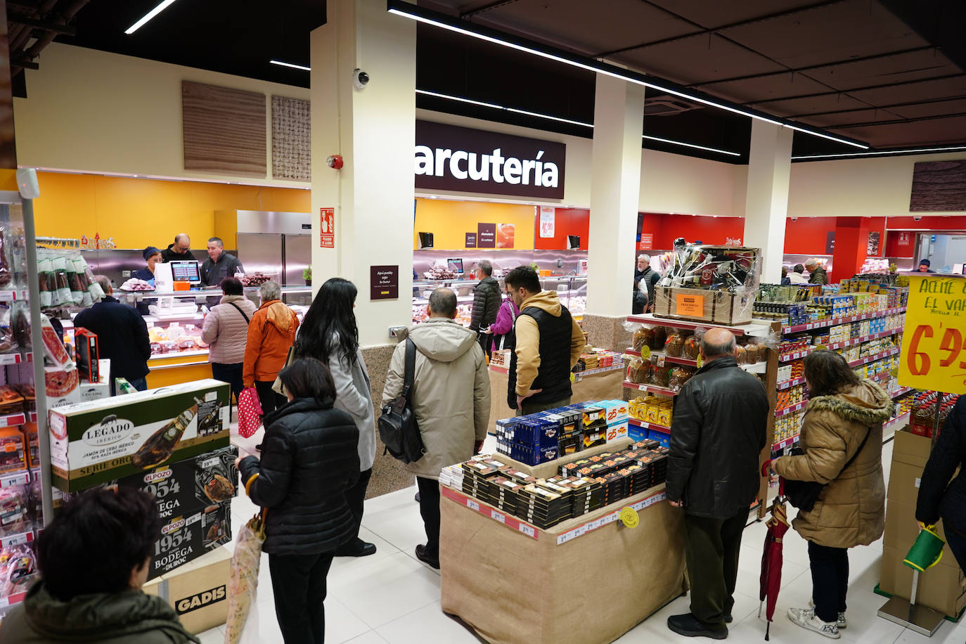 Satisfacción entre los clientes en la ampliación y reapertura del supermercado Gadis del barrio Vidal