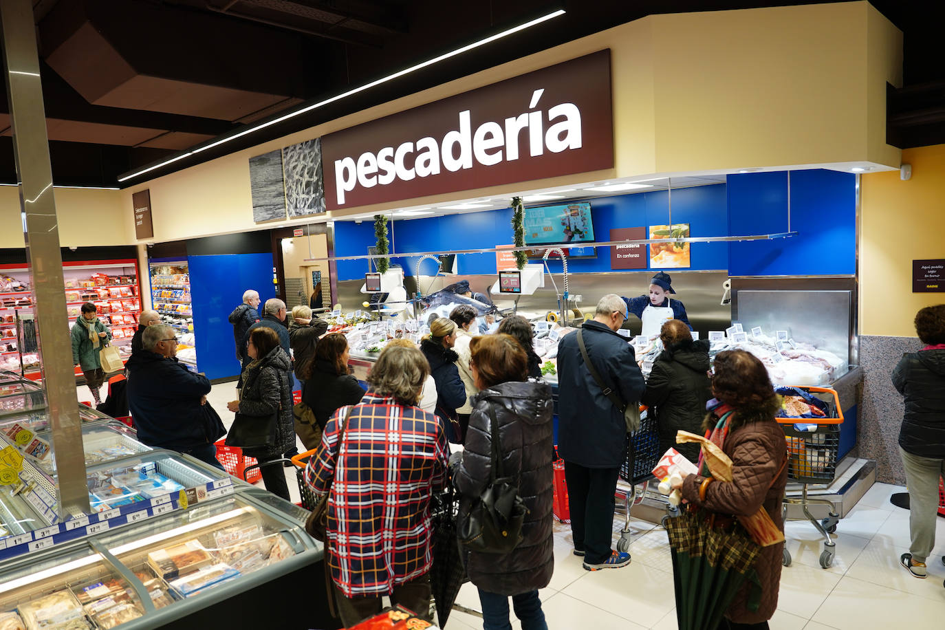 Satisfacción entre los clientes en la ampliación y reapertura del supermercado Gadis del barrio Vidal