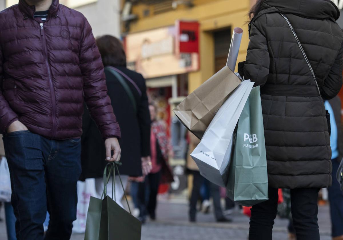 Una imagen de bolsas tras compras navideñas.