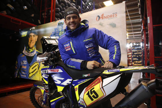 Lorenzo Santolino apoyado sobre la moto en la que llevo a cabo su último rally Dakar.