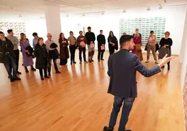 El artista explica la obra durante la presentación de su exposición