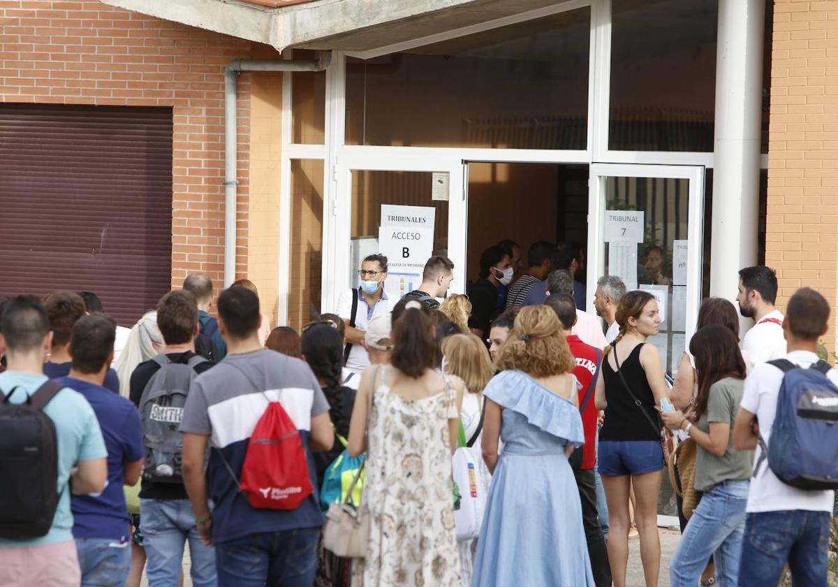 Varios opositoras a las puertas de su examen.