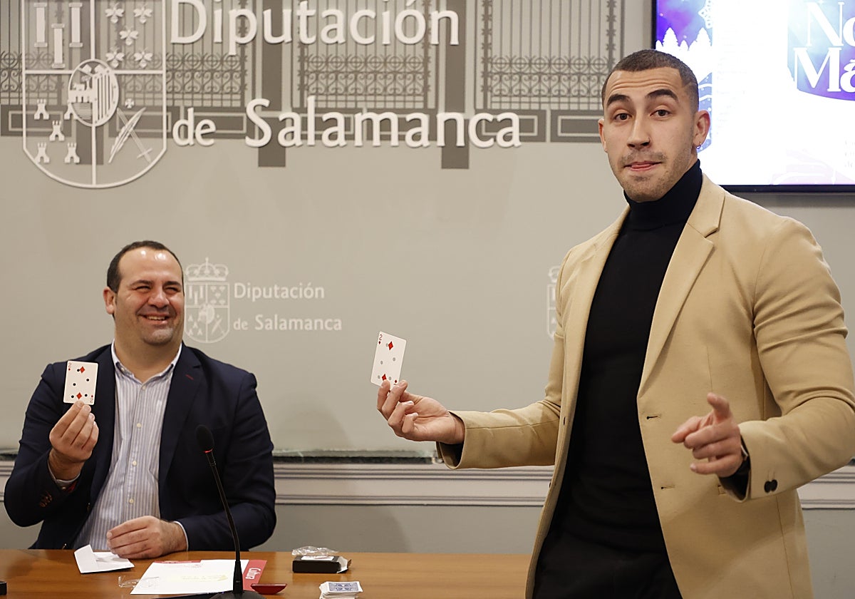 El diputado de Cultura, David Mingo, junto al mago Cess.